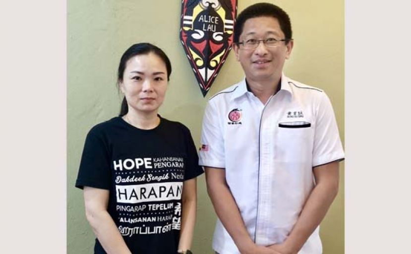 留华砂总应急小组发言人黄首詠拜会南兰区国会议员刘强燕盼内阁讨论第二次撤侨方案。