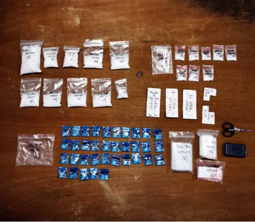 警方展示所起获毒品。