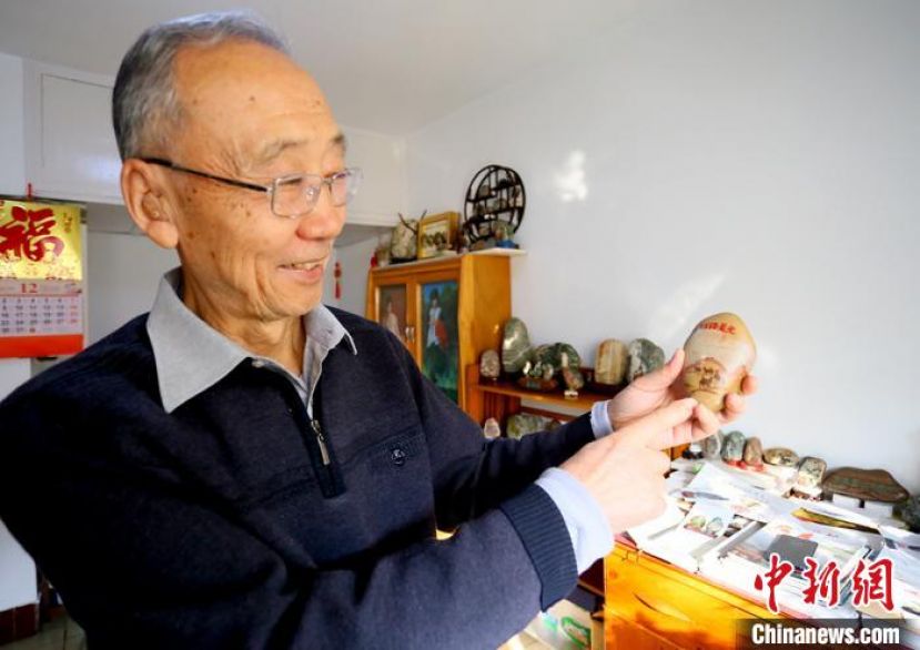 兰州七旬老人利用不同形态的黄河石塑造了&ldquo;千里目&rdquo;&ldquo;红腹锦鸡&rdquo;&ldquo;钟馗嫁妹&rdquo;&ldquo;西游记脸谱&rdquo;等优秀卵石造型作品。