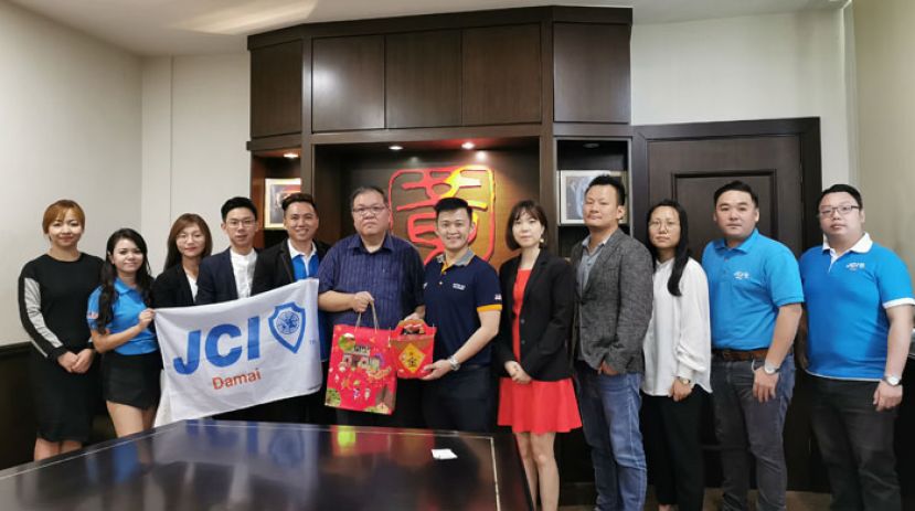 JCI Damai主席陈映佐（右6）送上年柑及新年礼品，祝贺拿督黄国辉新春快乐。